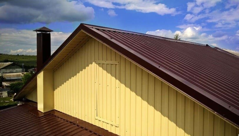 Преимущества профнастила для монтажа крыши