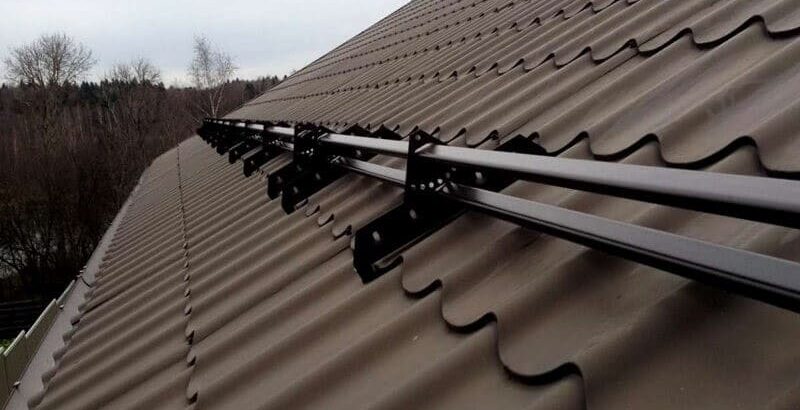 Как установить снегозадержатели на крышу и правильно рассчитать их  количество