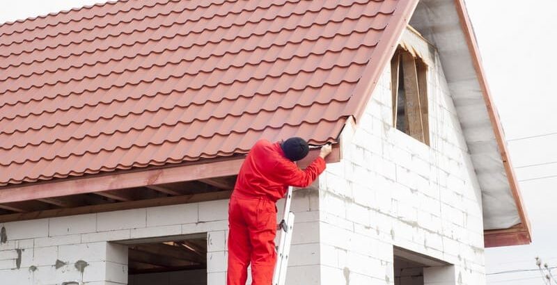 Монтаж металлочерепицы на крышу с пошаговой инструкцией