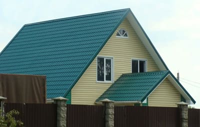 Зеленая крыша и желтый дом